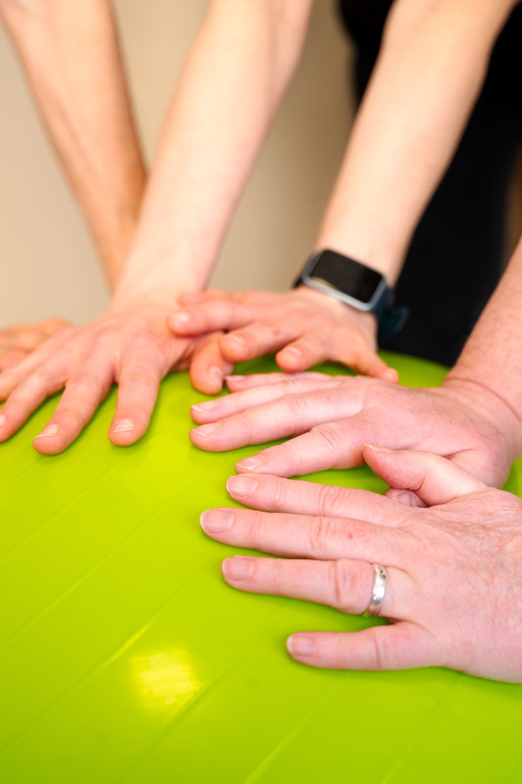Therapeutische Handübung auf dem Gymnastikball — Physio Manka
