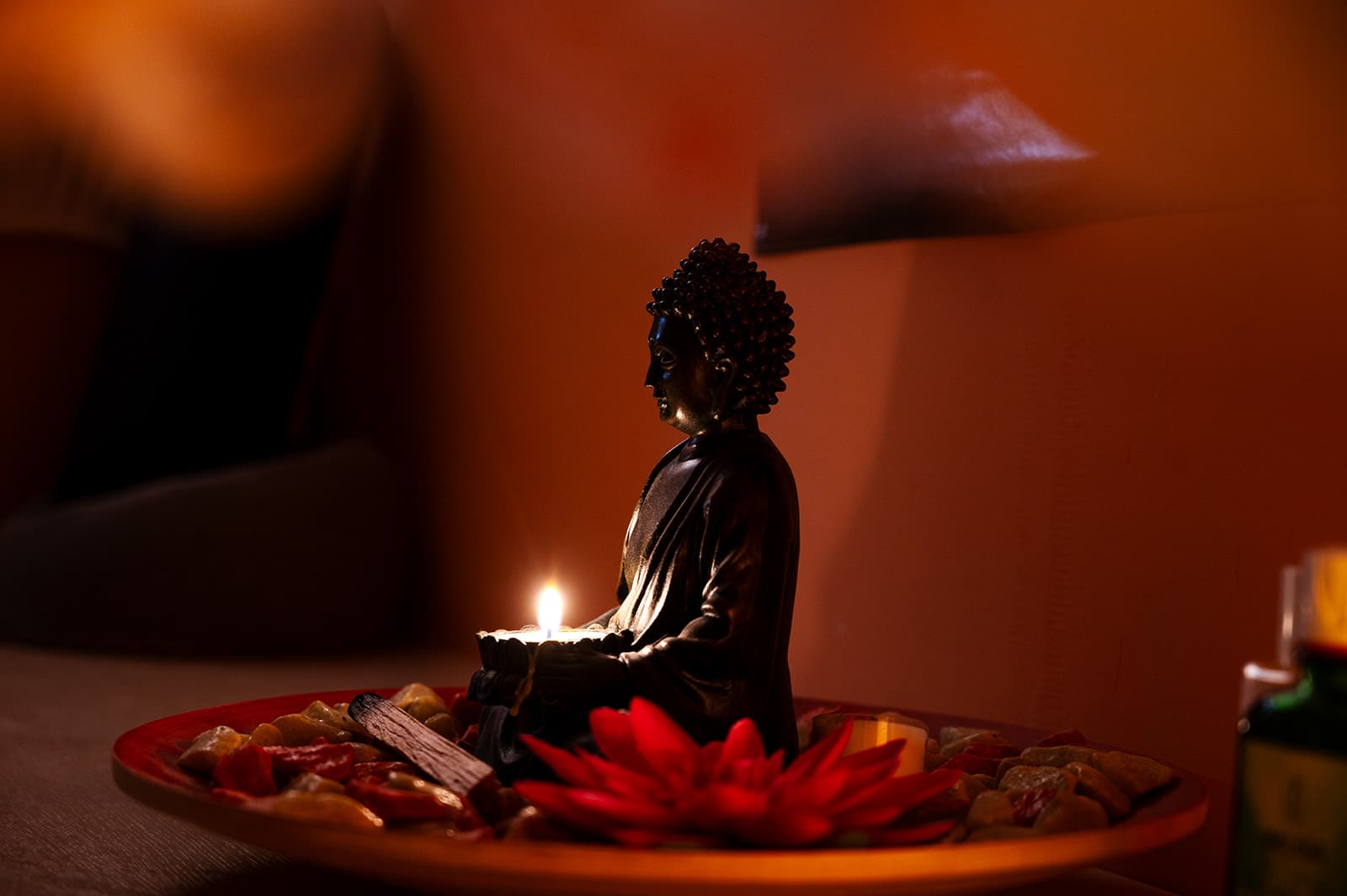Wellness-Atmosphäre — Buddha-Figur mit Kerzenlicht